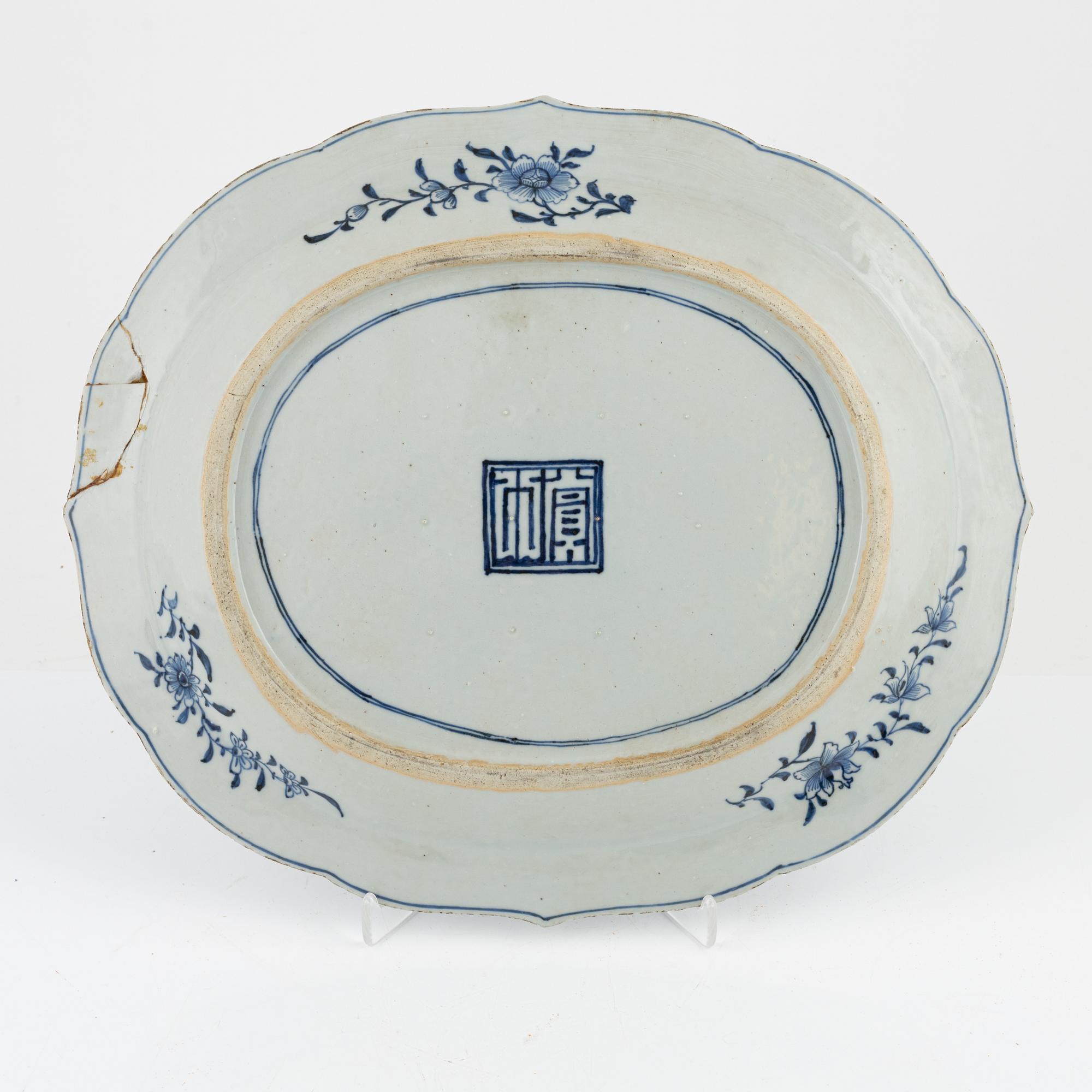 A blue and white Chinese porcelain charger, Qing Dynasty, Qianlong (1736-95).