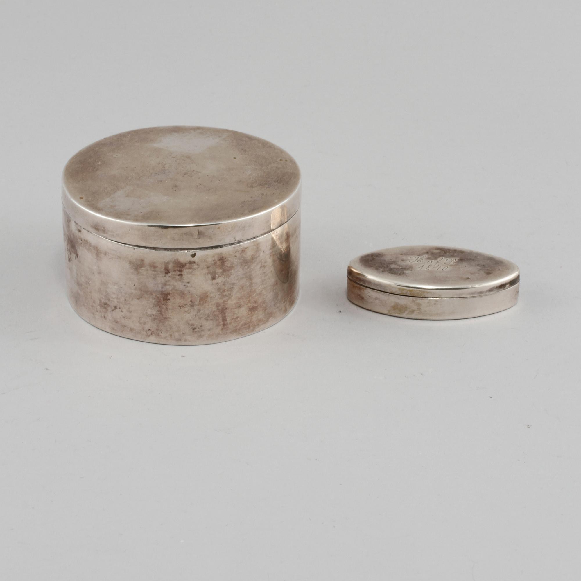 DOSOR, 2 st, silver, Stockholm respektive Uppsala 1792 och 1811. Vikt 205.