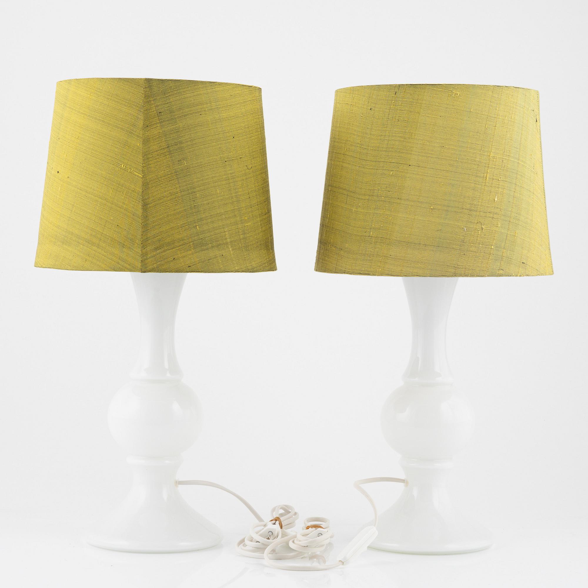 Uno & Östen Kristiansson, a pair of white glass table lights, Luxus, Vittsjö.