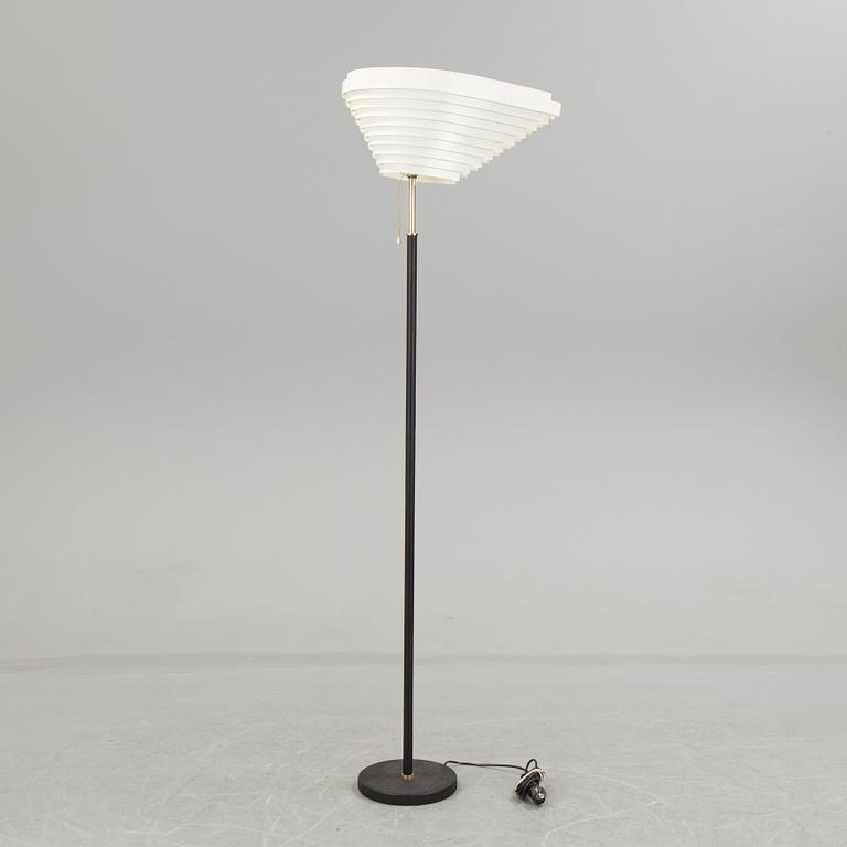 ALVAR AALTO, golvlampa, "Änglavinge", modell A 805, Artek, Finland.