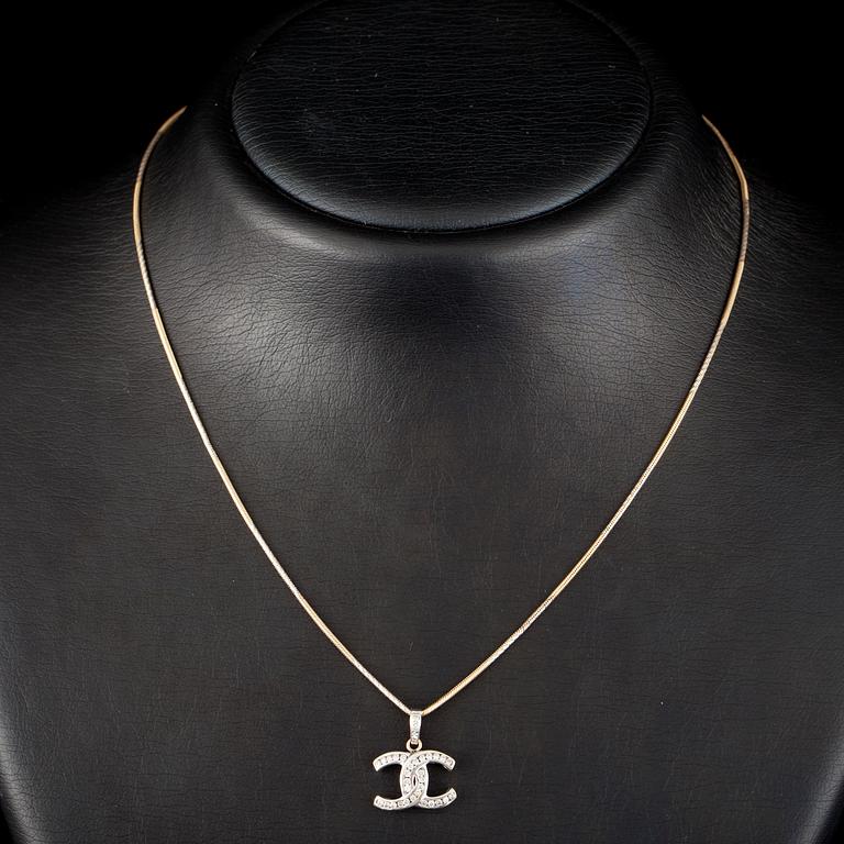 HÄNGSMYCKE, guld 14K, 33 små diamanter. I form av Chanel logo. Vikt 5,9 g.