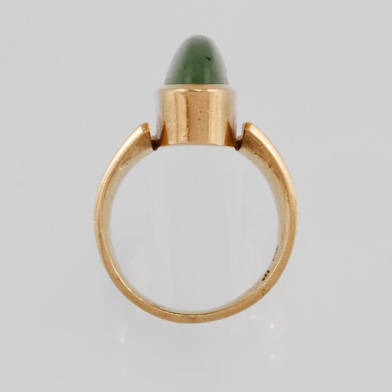 RING, 18K guld med cabochonslipad grön sten, utländska stämplar. Vikt 16,0 gram.