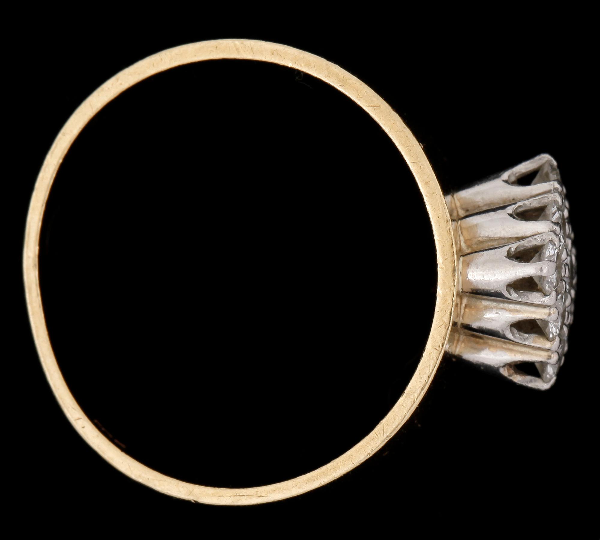 RING, 18k guld, samt 9 briljanter. Vikt tot  ca 6.8 g.