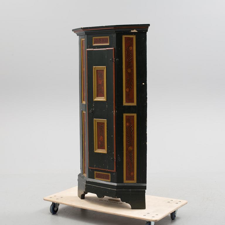 A corner cabinet from the first half of the 19th century.