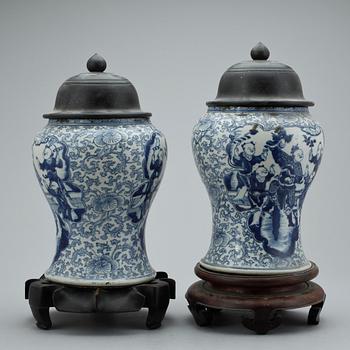 URNOR, ett par. Porslin, Kina. 1800-tal.