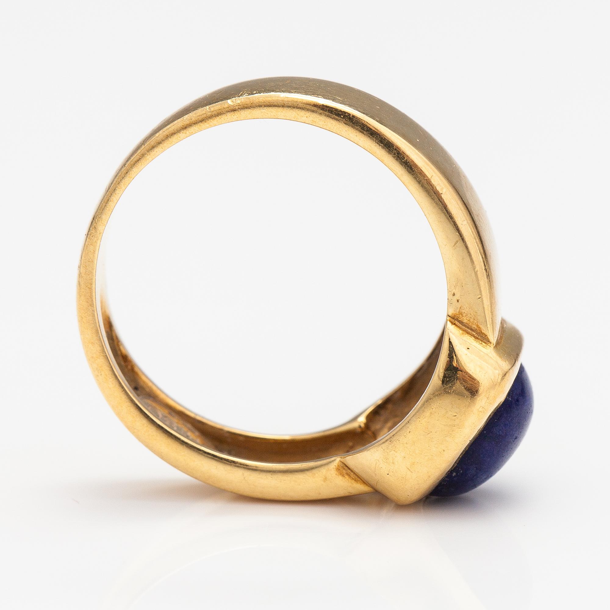 An 18K gold ring with a lapis lazuli. France.