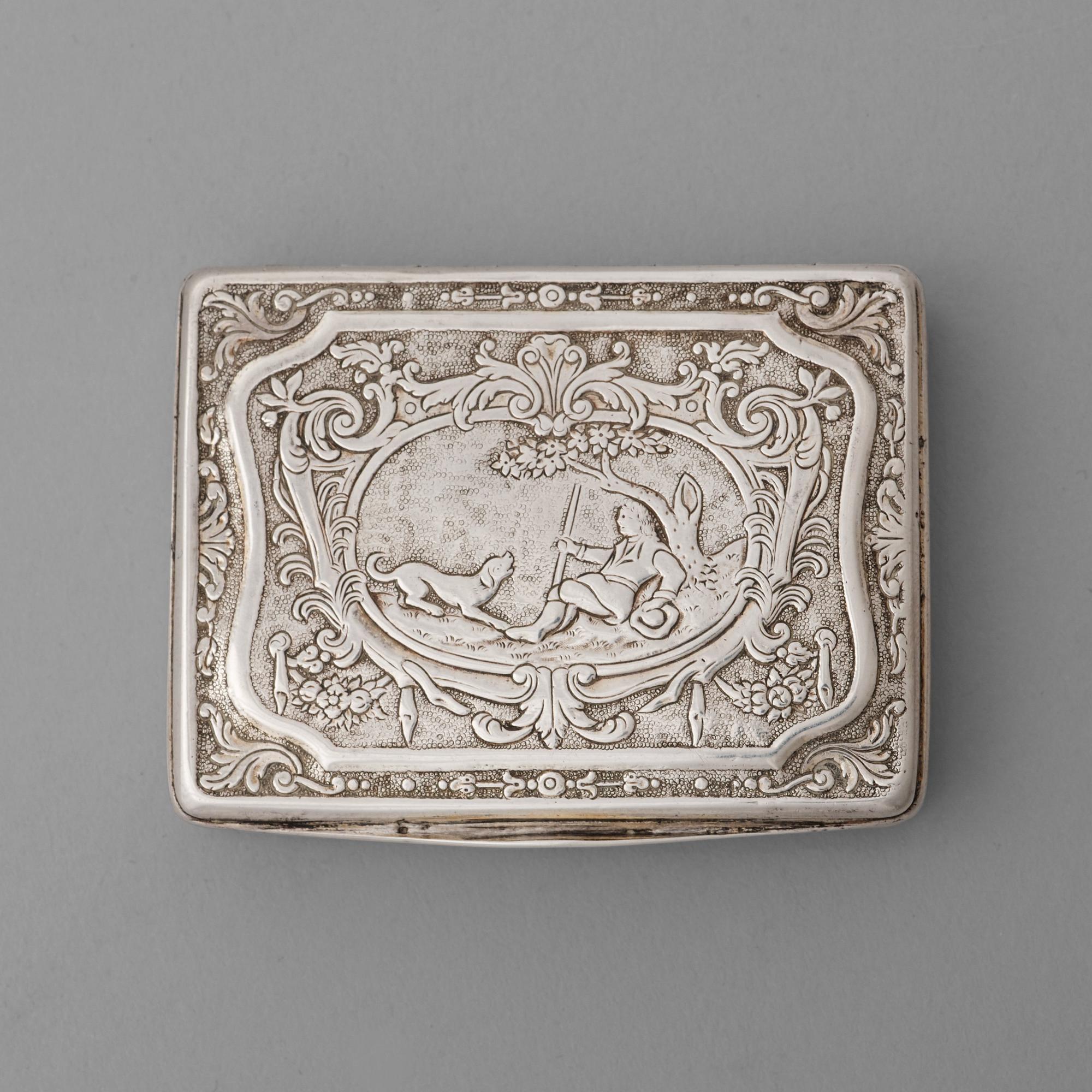 Snusdosa, otydliga stämplar, silver, Frankrike 1700-talets förra hälft, senbarock.