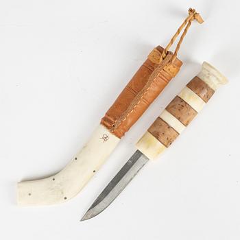 Two reindeer horn knives by Göte Andersson, signed.