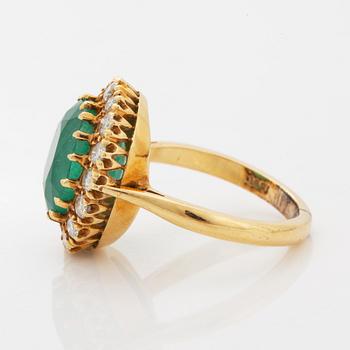 Carmoséring smaragd och briljantslipade diamanter.