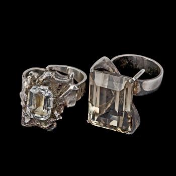 RINGAR, 2 st, silver med sten resp glas, 1975.
