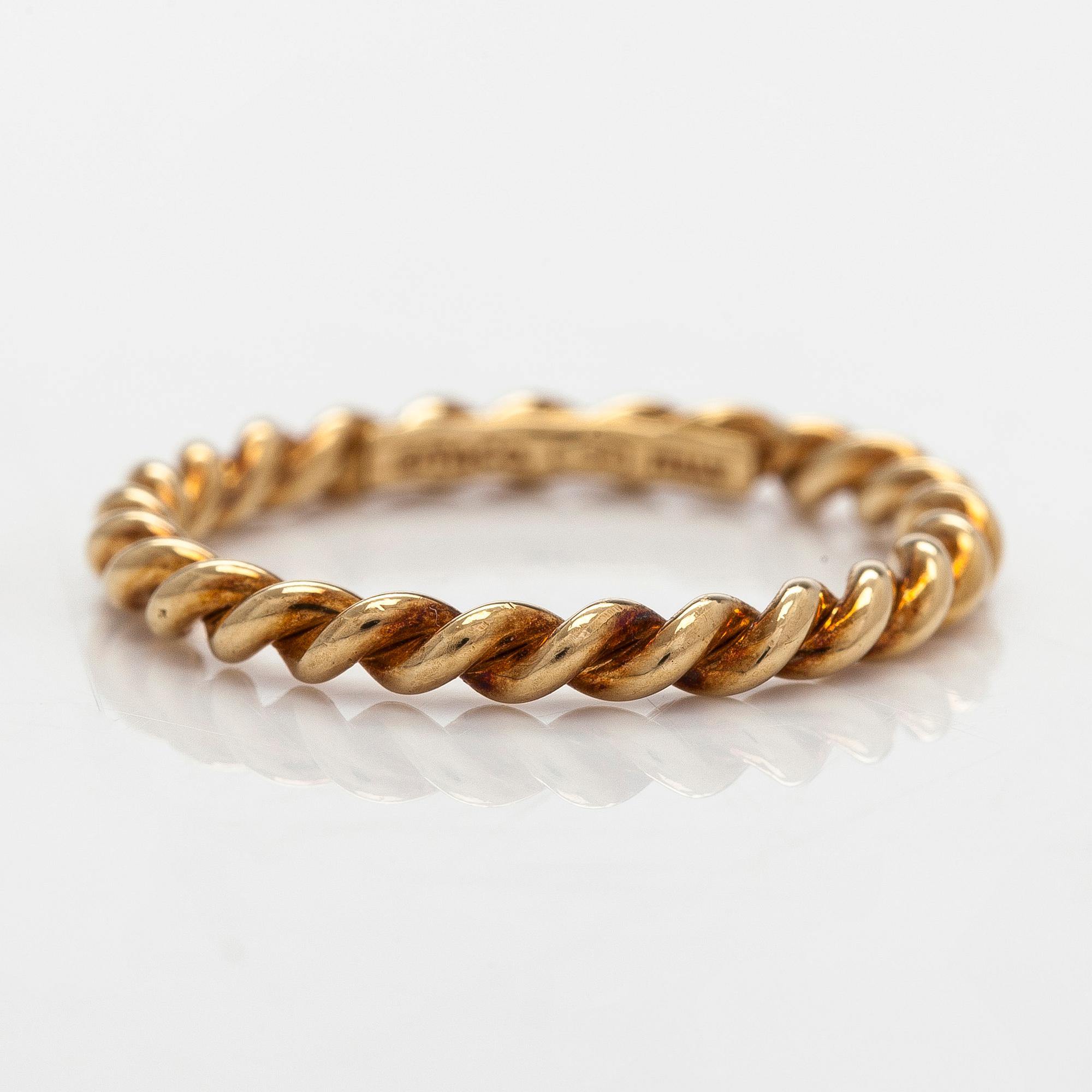 Tiffany & Co, an 18K gold twisted band ring.