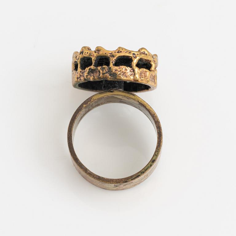 Pentti Sarpaneva, halsband samt ring, brons,