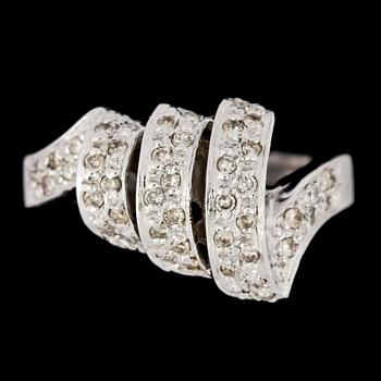 RING, 18k vitguld med briljantslipade diamanter tot ca0,40ct. Vikt 6,4g.