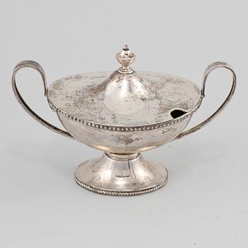 SOCKERSKÅL, silver, gustaviansk stil, otydlig årsstämpel, troligen Finland, 1900-talets första hälft. Vikt 348 gram.