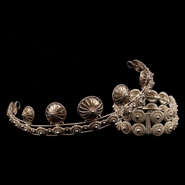 DIADEM samt ARMBAND, silver, omkring 1900-talets mitt. Vikt 65 g.