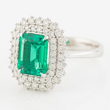 Ring, cocktail ring, 18K white gold with synthetic emerald and brilliant-cut diamonds.