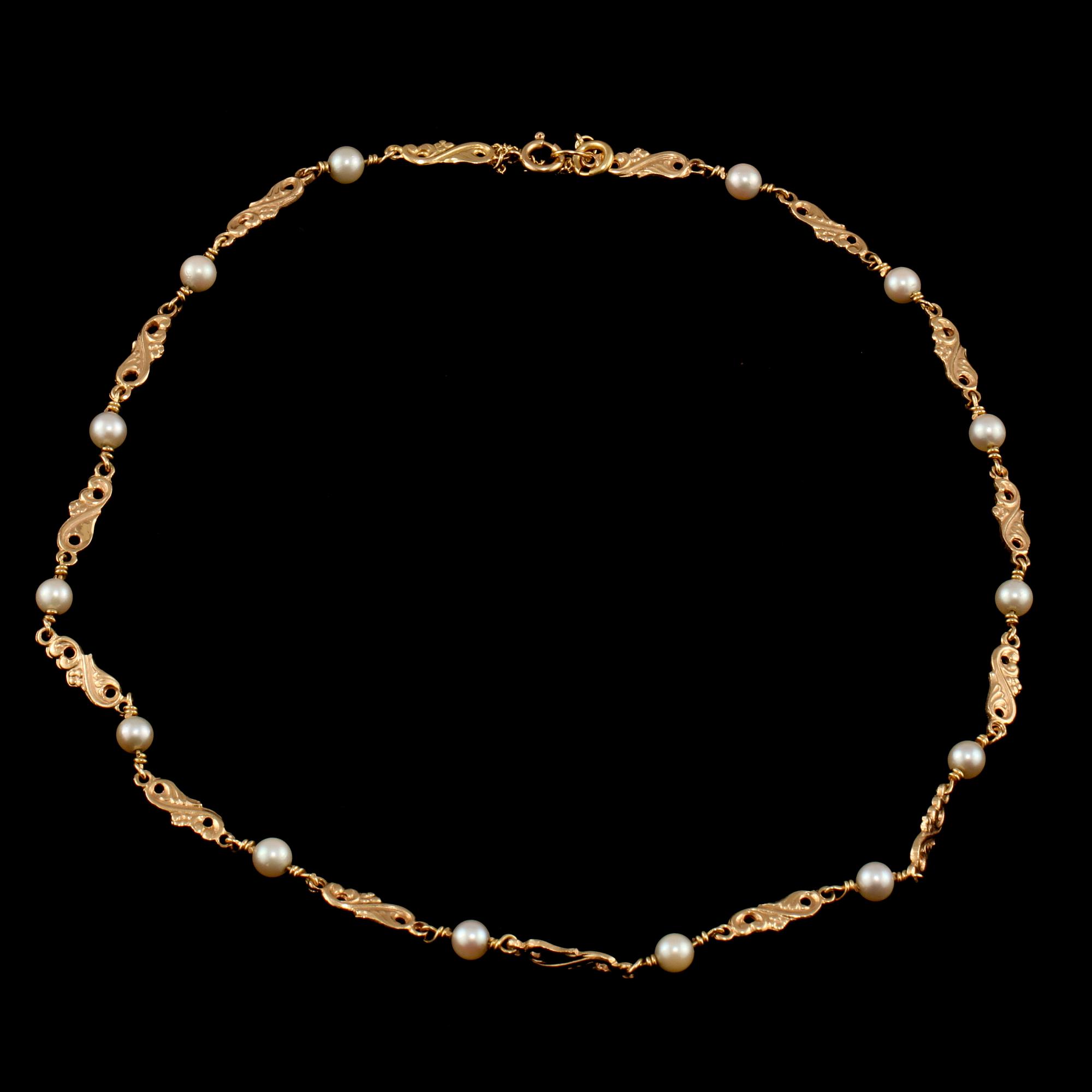 COLLIER, 18k guld samt odlade pärlor, troligtvis Juvelfabriken, Stockholm, 1961. Vikt 15 g.