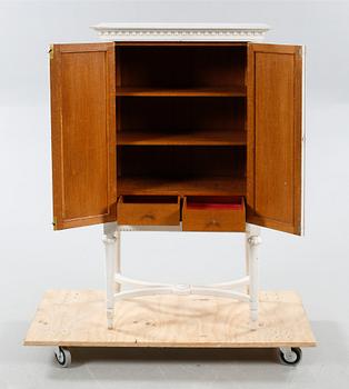 SKÅP, gustaviansk stil, E. Östman & Son Möbeltillverkning, Skövde, 1900-talets första hälft.