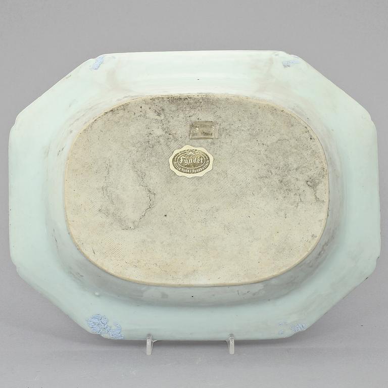 STEKFAT samt UNDERFAT, porslin, Kina, 1800-tal.