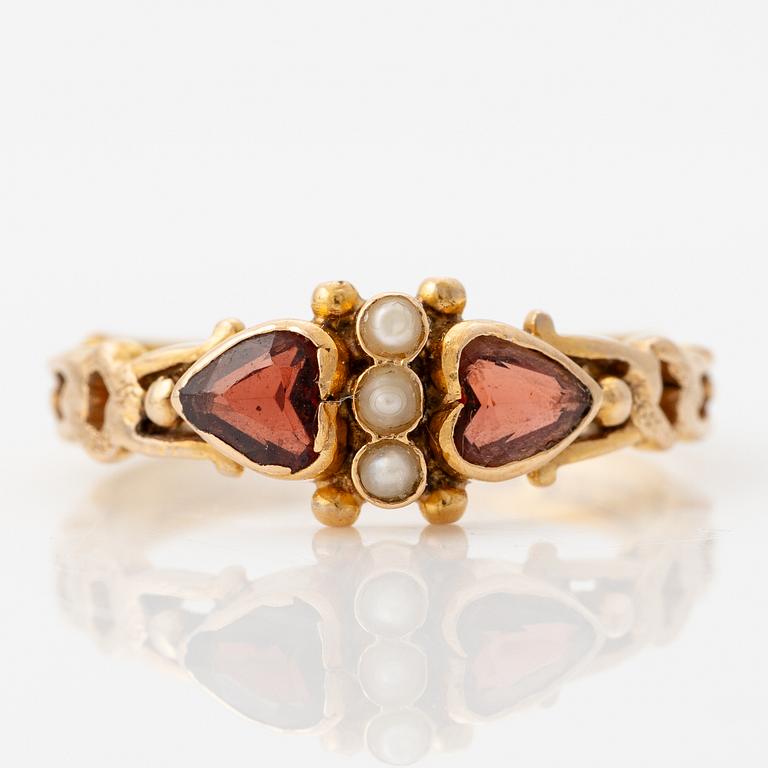 Ring 23K gold with garnets and pearls.