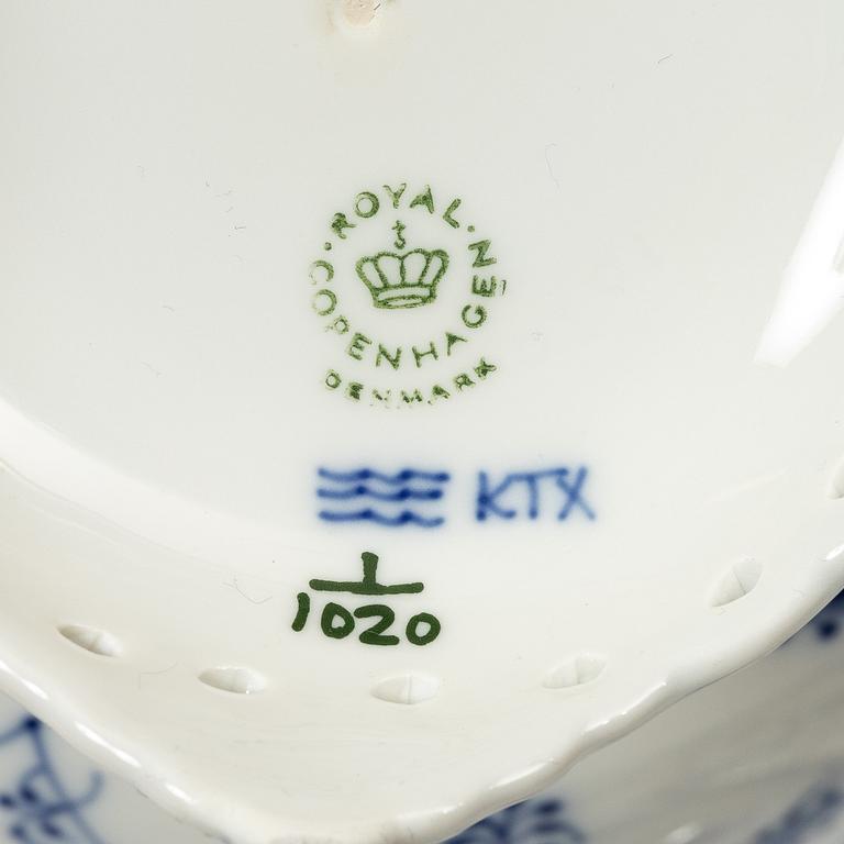 Royal Copenhagen, mockaservis, porslin, 31 delar, "Musselmalet", mestadels helblond.