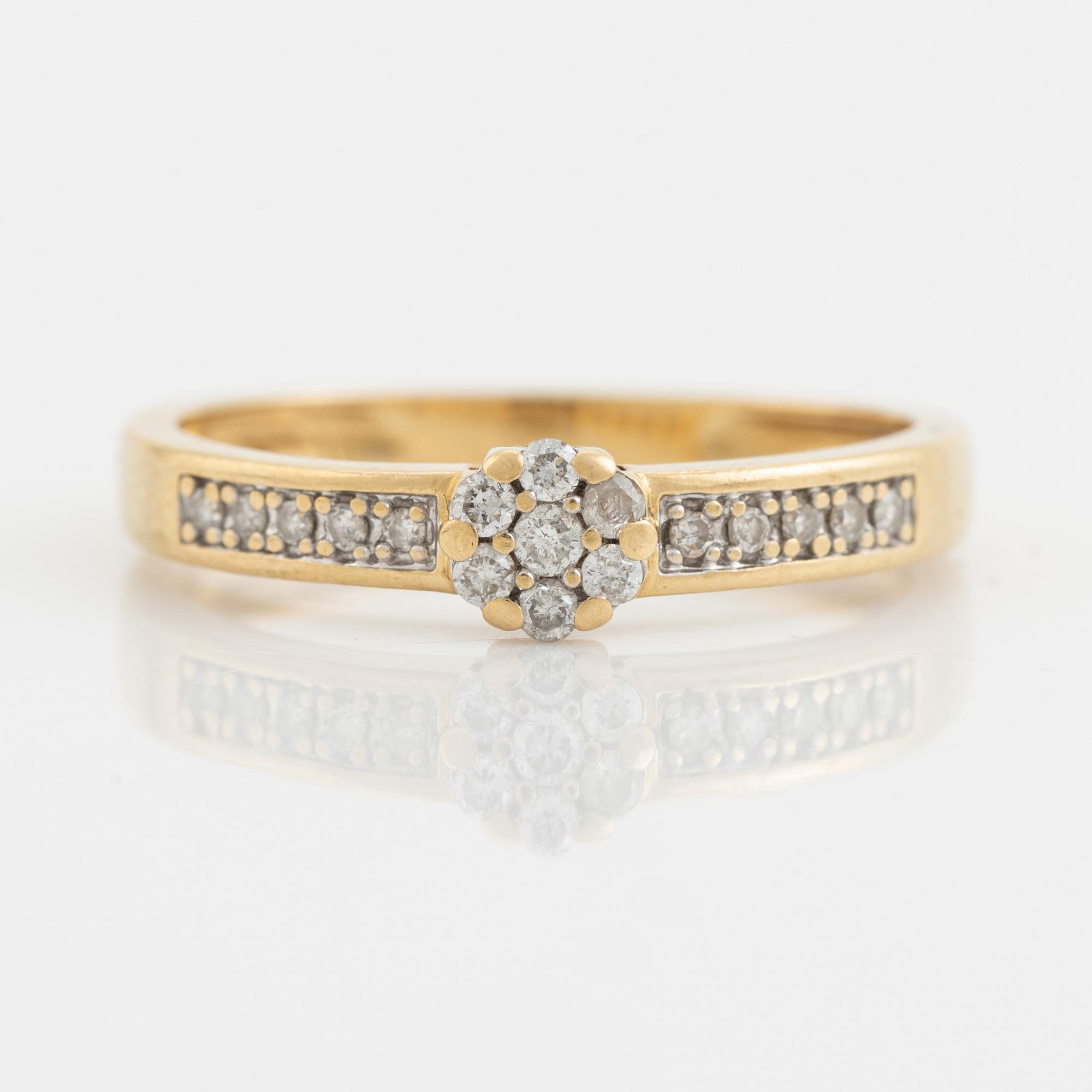 Alliansring med större mittparti, med  små briljantslipade diamanter.