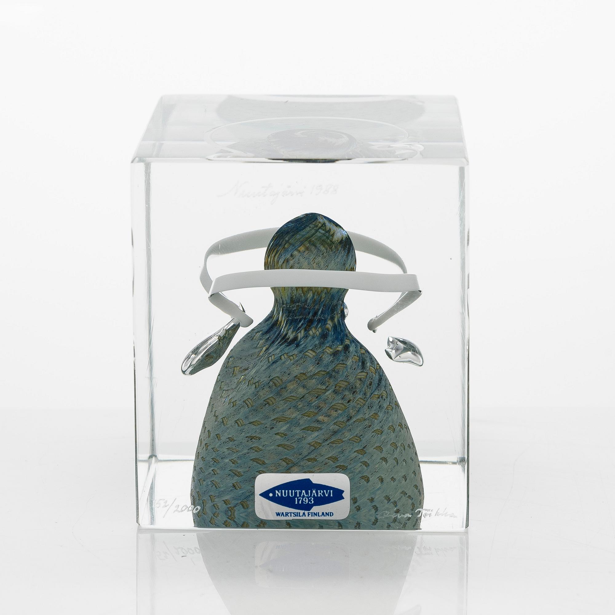 Oiva Toikka, årskub, signerad Oiva Toikka, Nuutajärvi 1988, numrerad 152/2000.