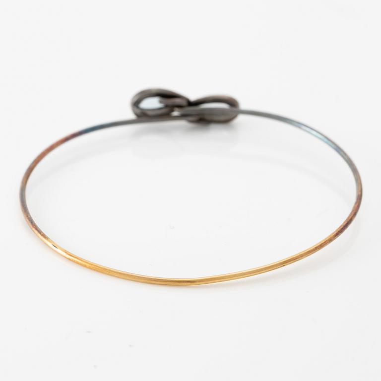 Armring, 18K gold with two drop-shaped aquamarines.