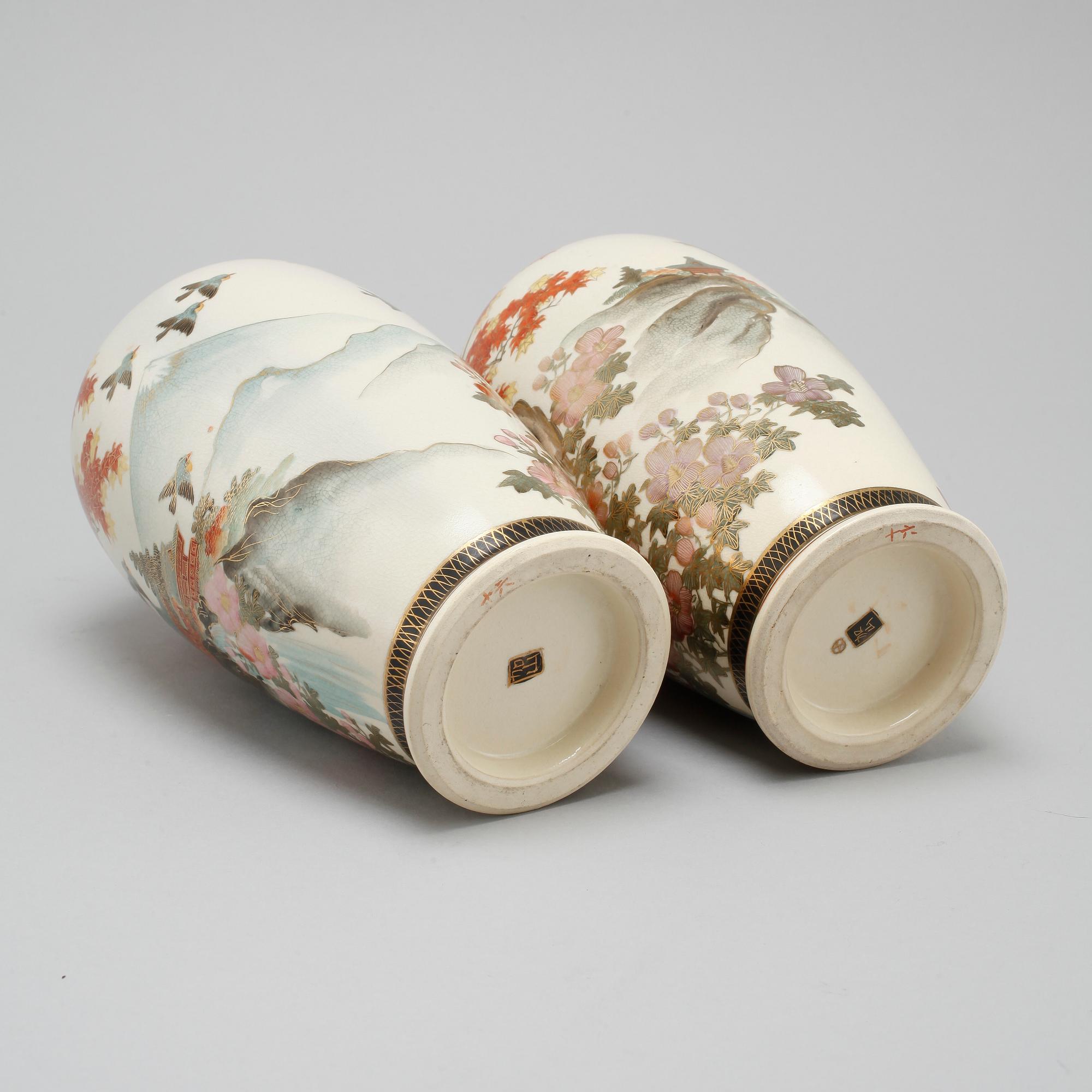 A pair of japanese vases, first half of the 20th century.