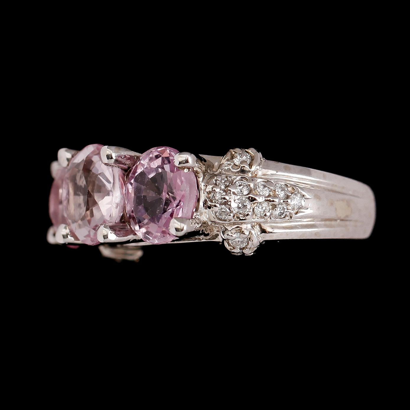 RING, 14 k vitguld, 3 rosa safirer tot ca 4.77 ct, mindre diamanter tot ca 0.16 ct.