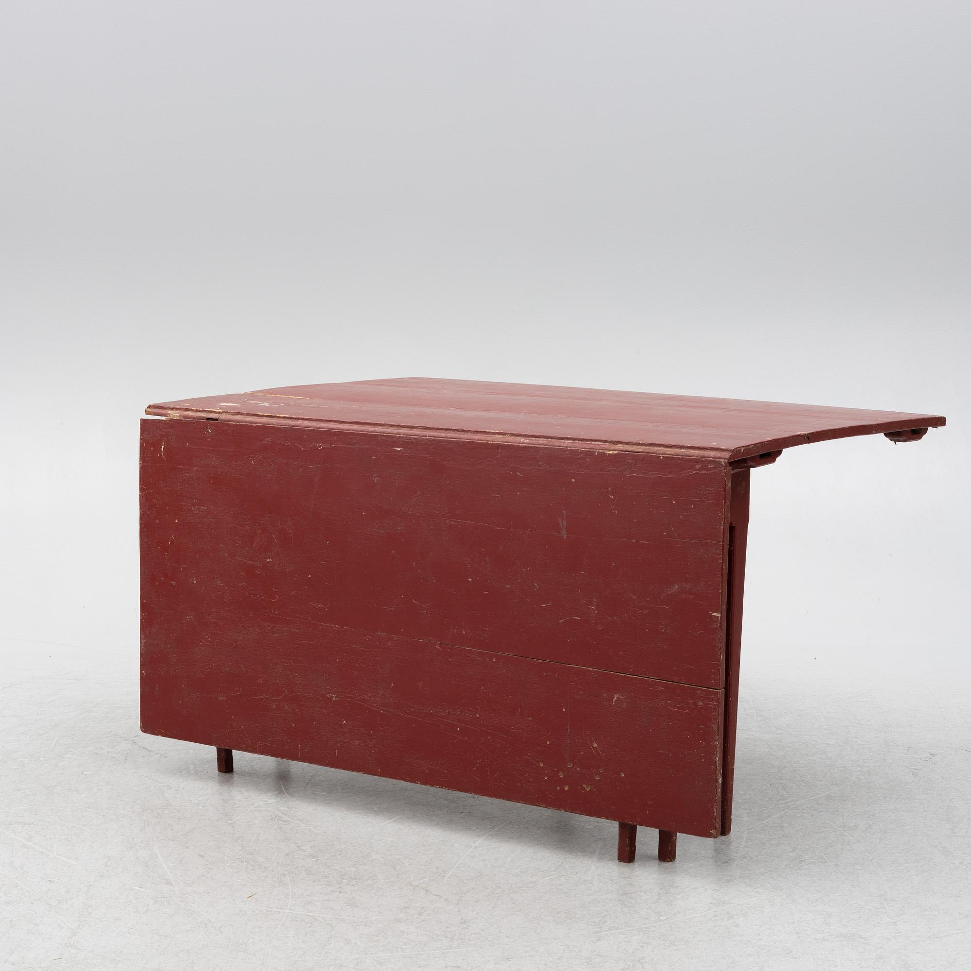 A drop-leaf table, 19th century.