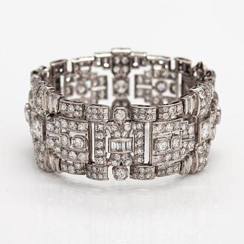 An art deco style platinum bracelet with diamonds ca. 17.85 ct in total.