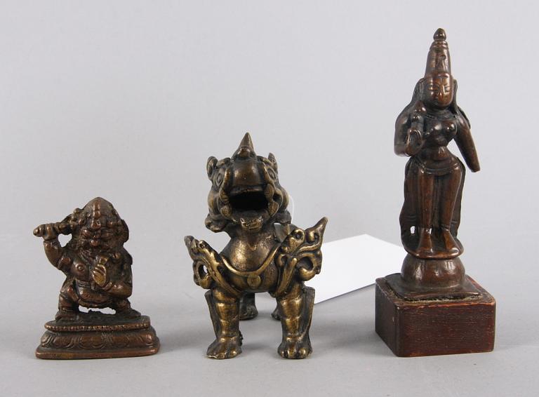 FIGURINER, 3 st. Brons, orientaliskt.