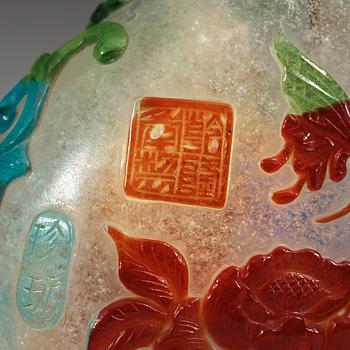 SNUSFLASKA, pekingglas. Kina. Med sigillmärke på skuldran.