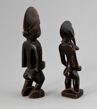 FIGURINER, 2 st, trä, Afrika, 1900-tal.