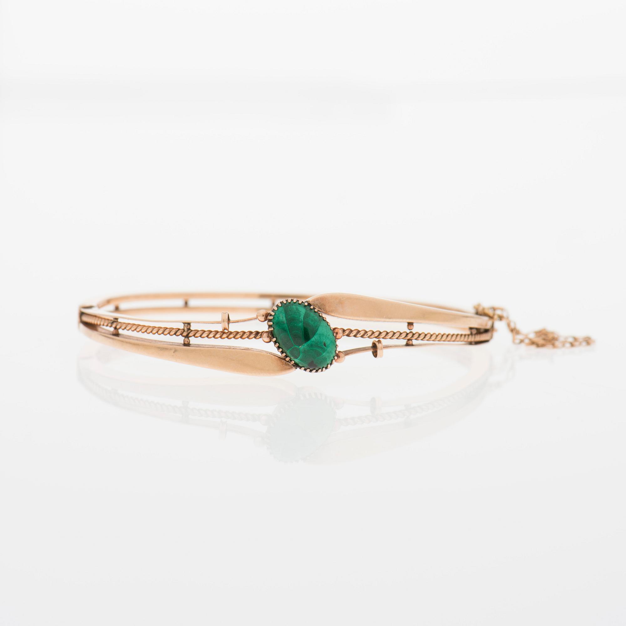 ARMBAND, 14K guld, cabochonslipad malakit.