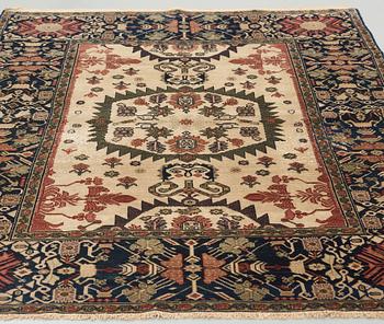 MATTO, an antique Malajir probably, ca 179,5 x 124 cm (as well as one end with 2½ cm flat weave).