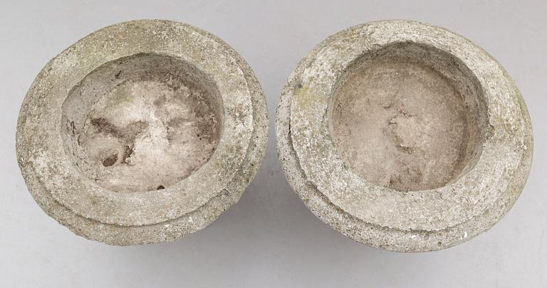 TRÄDGÅRDSURNOR/SOCKLAR, 1 par, empirestil, stenmassa, 1900-talets andra hälft.