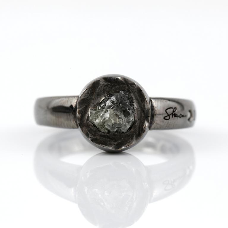 RING, Damiani och Sharon Stone kollektion "Maji", Italien. Oxiderat silver med en oslipad svart diamant.