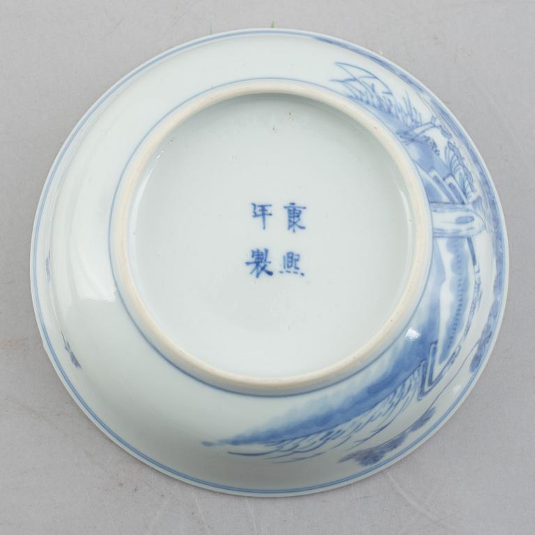 A group of three Chinese blue and white porcelain bowls, late Qing dynasty / early 20th century.
