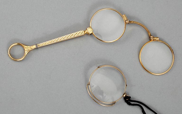 LORGNETTE SAMT MONOKEL, 2 st, omkring år 1900.