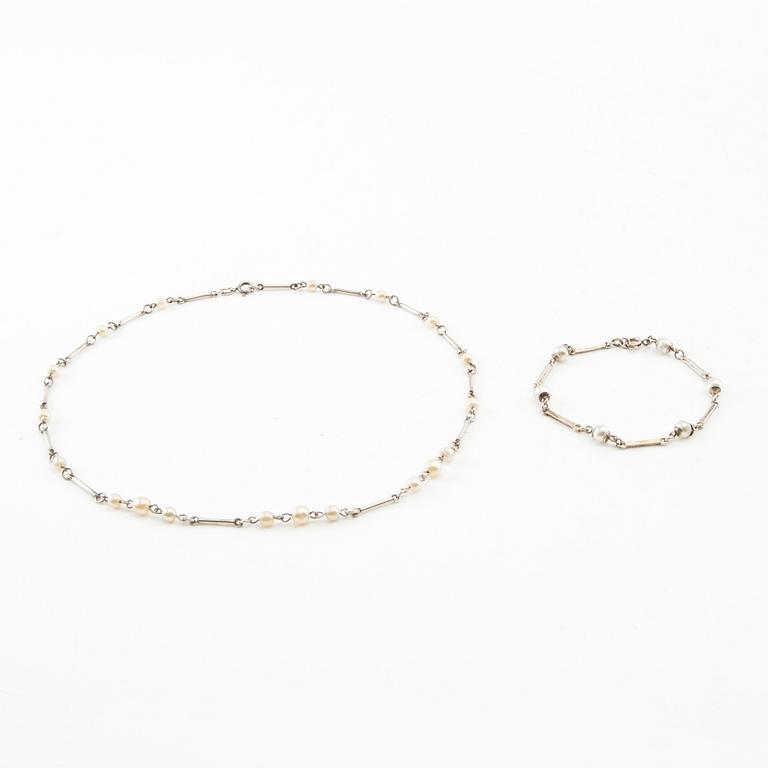 Halsband och armband silver och pärlor svenska importstämplar.
