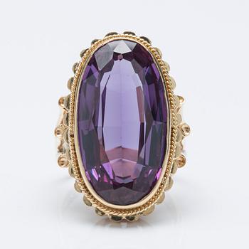 A synthetic alexandrite ring, 18K gold.