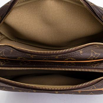 Louis Vuitton, a Monogram Canvas 'Reporter GM' shoulder bag.
