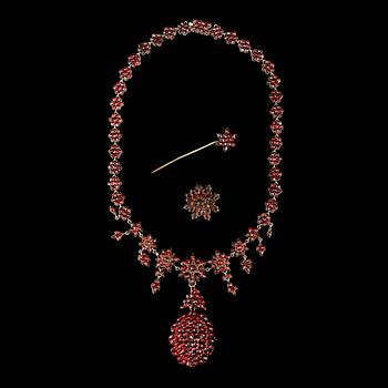 COLLIER, granater samt vitmetall, tidigt 1900-tal.