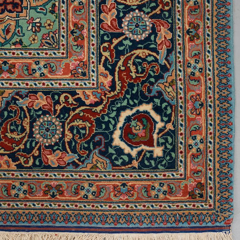 A carpet, an old Tabriz, ca 263,5-266 x 165,5-169,5 cm (as well as 1-1,5 cm blue and terracotta striped flat wear).