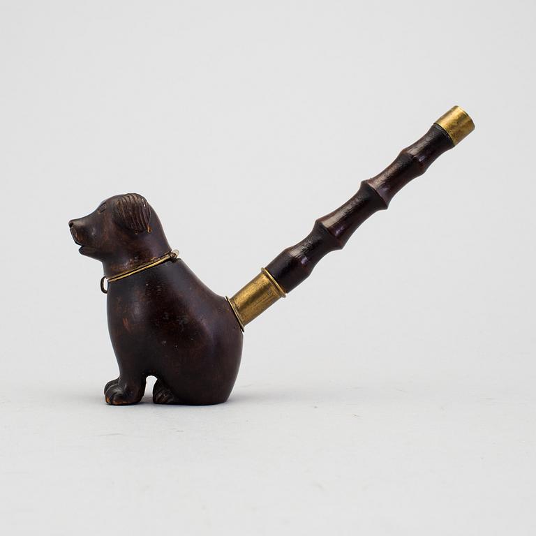 A box and a carved smoking pipe head 19/20th century.