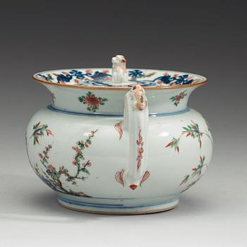 A porcelain chamber pot and cover, Qing dynasty, early 18th Century.