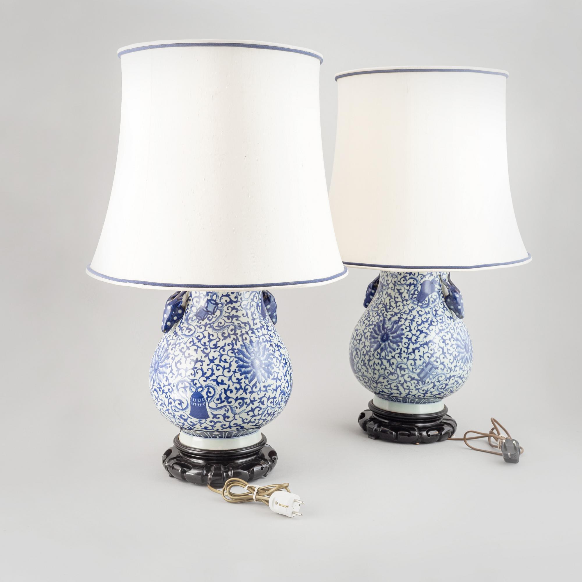 VASER, omgjorda till BORDSLAMPOR, ett par. Kina, modern tillverkning.