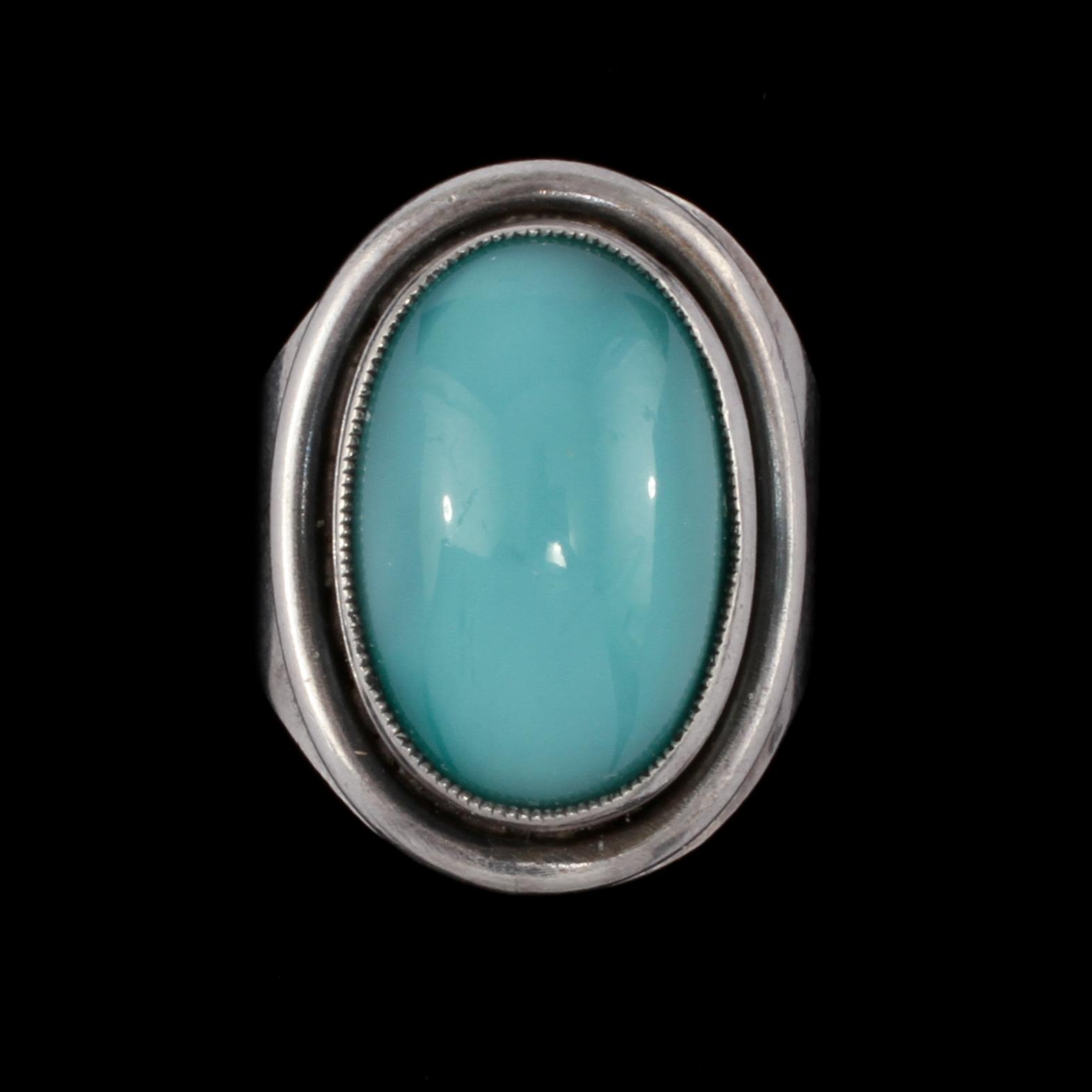RING, sterlingsilver med cabochonslipad grön sten, Herman Siersbol, Danmark, 1900-talets tredje hälft. Vikt 11 g.